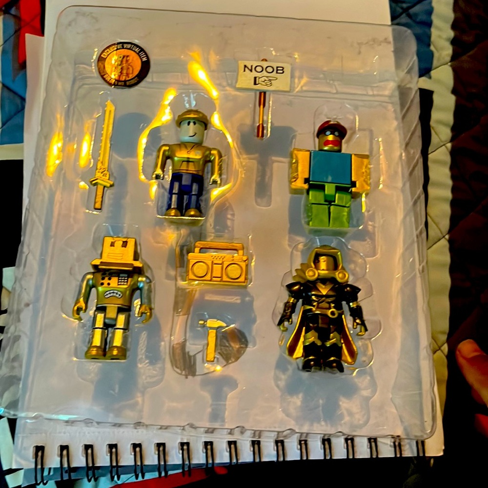 Selling a gold Roblox set